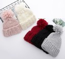 Dame strikket hue med pompon 1
