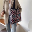 Dame strikket skuldertaske i etno stil Geometrisk mønster af rhombusser Lange hanke Ribbet øverste kant Materiale uld 35 x 38 cm 8