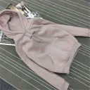 Dame sweatshirt med hætte og kængurulomme Diskret tekst på brystet Polyester og bomuld Justerbar snor Ribbede manchetter og kant Lange ærmer 4