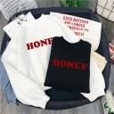 Dame sweatshirt uden hætte med rund hals Markant rød tekst på brystet Lange ærmer Ribstrikkede manchetter og kant Polyester og bomuld 4