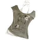 Dame-T-shirt med dobbelt lag og Les Galleries-print. Off-shoulder-udskæring. Elegant lagdelt top med blondemotiv foran. 9