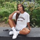 Dame-T-shirt med indskriften CALIFORNIA 1
