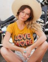 Dame T-shirt med love more-print 3