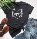 Dame-T-shirt med printet &quot;elsket&quot; 1