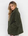 Dame varm fluffy jakke med lynlås og bred krave Løs pasform med faldende skuldre To store forlommer Polyester med bomuld 18