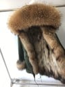 Dame vinter parkas med hætte kantet med pels fra mårhunden Pelsforing og manchetter Justering i taljen Længde til midt på låret 14