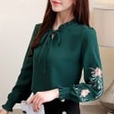 Damebluse med blomsterdesign på ærmerne Flæsekrave med bånd ved halsen Lange ærmer med rynkede manchetter Polyester og acetat 6