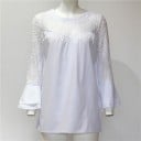 Damebluse med blondeudskæring og lange blondeærmer afsluttet med flæse Rund halslinning Løs pasform Polyester og spandex 6