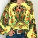 Damebluse med lange ballonærmer Ornamentalt print med papegøjer og blomster Udsparing ved halsen med snor og kvast Løs pasform 2