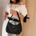 Damehåndtaske til skulderen med kort rem Afrundet form Lynlås Nylon med polyester Mål 26 x 18 x 8 cm Enkel stil 6