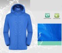Damejakke med hætte og lynlås til dårligt vejr Kan pakkes ned i en lille pose Polyesterstof med fint mønster Sidelommer 16