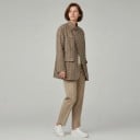 Damejakke med ståkrave Asymmetrisk lukning Løsere længere pasform Lommer med klap Polyester Beige med ternet mønster Til arbejde 3