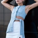 Damen asymmetrische Jeansweste ohne Ärmel Hellblau Verlängerte und verkürzte Seite Gürtel in der Taille Brusttasche Baumwolle 3