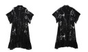 Damen asymmetrisches Maxikleid mit Hemdblusenkragen Knopfleiste vorne Kurze weite Ärmel Volantrock Schwarz mit weißem Zeichendruck 4