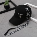 Damen Baseballcap mit dekorativen Bändern und einem Anhänger in Blattform Baumwoll-Baseballmütze mit metallenen Ösen und einem Riemen hinten 2