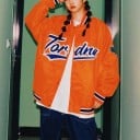 Damen Baseballjacke mit glänzender Oberfläche und großem Aufdruck mit Nummer Freier Schnitt Druckknopfverschluss Gestreifte Abschlüsse 4