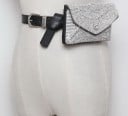 Damen Bauchtasche aus Kunstleder mit Gürtel und glitzernden Steinen Flache Tasche mit Klappe und Druckknopf Metallverschluss 17,5 x 10,5 x 2 2