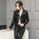 Damen Bikerjacke aus Kunstleder Schwarz Schräger Reißverschluss Gepolsterte Schultern und Ärmel Reißverschlüsse an den Ärmeln Riemen mit Schnalle 2