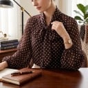 Damen Bluse mit Punkten und langen Ballonärmeln, Bindeband am Hals, gerafftem Rücken und transparenter Stoffstruktur 7