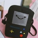 Damen Canvas Crossbody Tasche mit Motiv einer Spielkonsole Lächelndes Display und gestickte Tasten Verstellbarer Trageriemen 13 x 19 x 5 cm 4