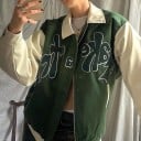 Damen College Jacke Grün mit cremefarbenen Ärmeln aus Kunstleder Auffälliger plastischer Schriftzug Kragen und seitliche Taschen Polyester 2