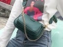 Damen Crossbody Tasche aus Kunstleder Zwei Fächer mit Reißverschluss Kettenriemen in Goldfarbe und breiter Schultergurt 22 x 13 x 4 cm 4