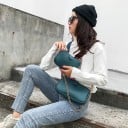 Damen Crossbody Tasche aus Kunstleder Zwei Fächer mit Reißverschluss Kettenriemen in Goldfarbe und breiter Schultergurt 22 x 13 x 4 cm 3