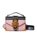 Damen Crossbody Tasche aus PU-Leder mit Klappe Dekoration in Form eines Löwenkopfes Metallnieten und Ecken Öse und breiter Gurt 20 x 15 x 6 cm 4