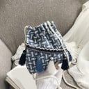 Damen Crossbody Tasche in Beutelform Gewebtes kariertes Muster Dekorative Fransen Schnurriemen über die Schulter Boho Stil Polyester 20 x 18 x 4