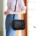 Damen Crossbody Tasche mit Deckel und metallischem Verschluss Leder und Polyester Maße 25 x 20 x 12 cm Rückentasche mit Reißverschluss 7