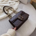 Damen Crossbody Tasche mit Kettenriemen und dekorativer Schnalle Plastisches geprägtes Muster Fester rechteckiger Form mit Klappe 6