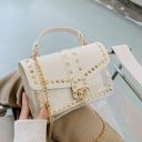 Damen Crossbody Tasche mit Klappe, die mit Nieten verziert ist Transparentes Gehäuse aus PVC Goldene Kette Henkel für die Hand Abmessungen 19 7