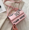 Damen Crossbody Tasche mit Klappe und auffälligen Aufschriften Oberer Griff Metallverschluss Verstellbarer Gurt PU Leder 21,5 x 15 x 8 cm 12