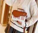 Damen Crossbody Tasche mit Motiv der Klaviertasten und Violinschlüssel Griff zum Halten in der Hand und Gurt über den Körper PU Leder 4