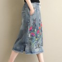 Damen Denim Midi Rock mit bunten Blumenstickereien Elastischer Bund mit Kordelzug Taschen vorne und hinten Fransenabschluss und seitliche 5