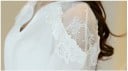 Damen elegante Bluse mit Spitze an den durchsichtigen Schultern V-Ausschnitt mit Schlitz Kürzere Ärmel mit gerafftem Volant Polyester 5