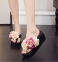 Damen-Flip-Flops auf einer Plattform mit Blumen 10