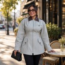 Damen Freizeitjacke mit Reißverschluss und kontrastierendem braunem Kragen, verlängerte lockere Passform, hellgraue Jacke mit Brusttasche 5
