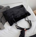 Damen geräumige Umhängetasche aus Kunstfell Dunkle Metallketten und schwarze Griffe Weicher Plüschoberfläche mit sanftem Glanz 2