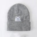 Damen gestrickte Beanie-Mütze mit Katzen-Patch, die aus dem umgeschlagenen Saum schaut. Leicht dehnbare Baumwolle und Polyester. Kopfumfang 3