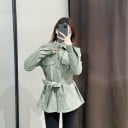 Damen Hemdenjacke aus Kunstleder Salbeigrün Knopfverschluss Zwei Brusttaschen mit Klappen Gürtel zum Binden in der Taille 2