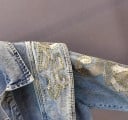 Damen Jeansjacke mit dekorativen Teilen an den Schultern Stickerei mit goldenen Nieten Hellblau gewaschene Denim Große Fronttaschen 5
