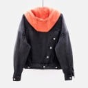 Damen Jeansjacke mit Strickkapuze Kürzerer lockerer Schnitt Herabgesetzte Schultern Schräge Knopfleiste auf dem Rücken Große Taschen 3