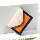 Damen kleine Brieftasche aus Kunstleder Umschlagform mit Klappe und rundem metallischen Knopf Mehrfarbiges Design mit dunkler Einfassung 11 x 4