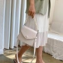 Damen kleine Handtasche mit Klappe und dekorativem Kettenhenkel in der Farbe der Tasche Runder Knopf Silberne Beschläge Schultergurt 6