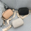 Damen kleine Umhängetasche auch als Crossbody Tasche Rechteckige Form mit Reliefschrift Breiter Textilriemen Kunstleder 18 x 13 x 7 cm 4