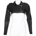 Damen kurze Bikerjacke aus Kunstleder in Schwarz Crop Schnitt Reverskragen mit Druckknöpfen Schulterpolster Reißverschlüsse an den Ärmeln Für 2