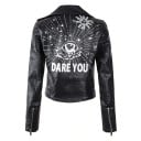 Damen kurze Bikerjacke aus schwarzem Kunstleder mit weißen Drucken Schräger Reißverschluss Metallische Nieten Gürtel mit Schnalle 2