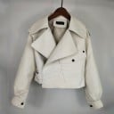 Damen kurze Jacke aus Kunstleder Breiter Kragen mit Revers Asymmetrisches Vorderteil Große Tasche mit Klappe Schulterpolster Gürtel 6