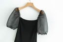 Damen kurze schwarze Bluse mit transparenten gerafften Ärmeln und Rüschenabschlüssen Breiter Ausschnitt Polyester Modischer Top für Partys 3